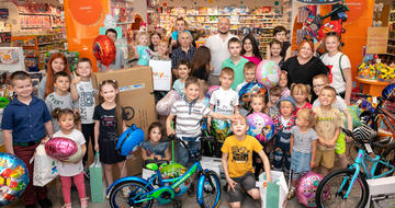 Павло Овчинніков разом із Благодійним фондом «МАМА плюс Я» подарував іграшки дітям, які постраждали від війни.