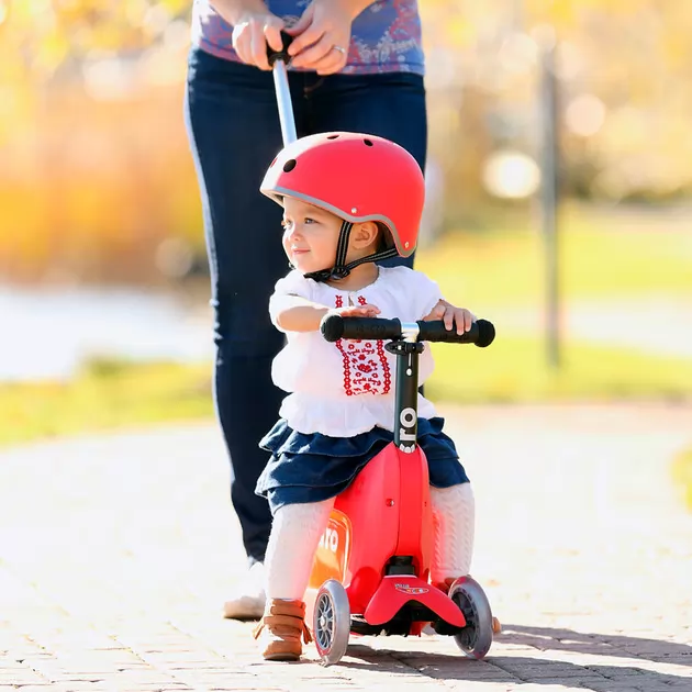 Самокат MICRO серії Mini2go Deluxe Plus &ndash; Червоний