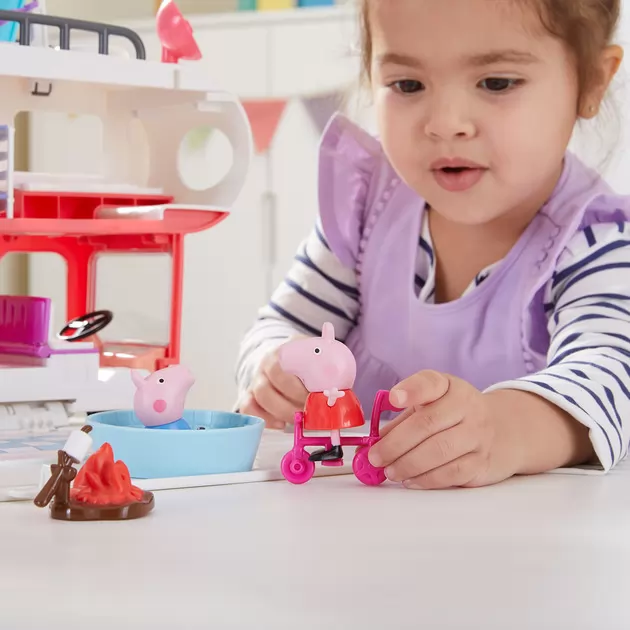 Игровой набор Peppa - Семейный кемпер Пеппы (4 фигурки, звук)