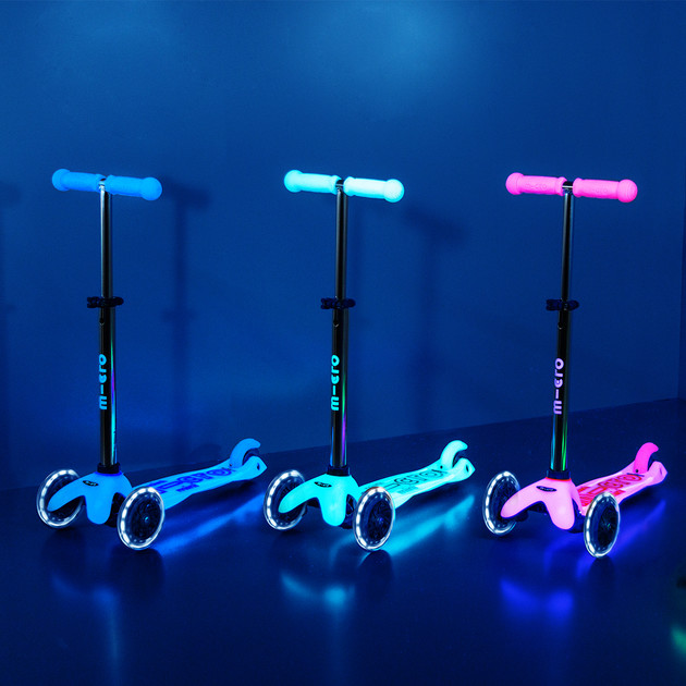 Самокат Micro серії Mini Deluxe Glow LED" – Арктичний синій"