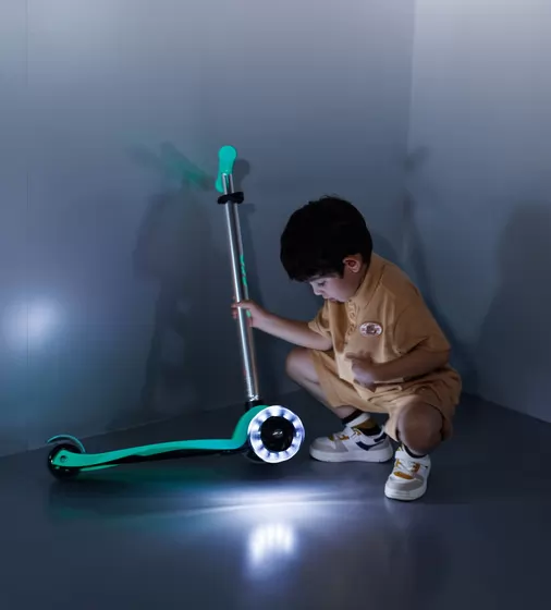 Самокат Micro серії Maxi Deluxe Glow LED" &ndash; Желейний зелений" - MMD365_10.jpg - № 10