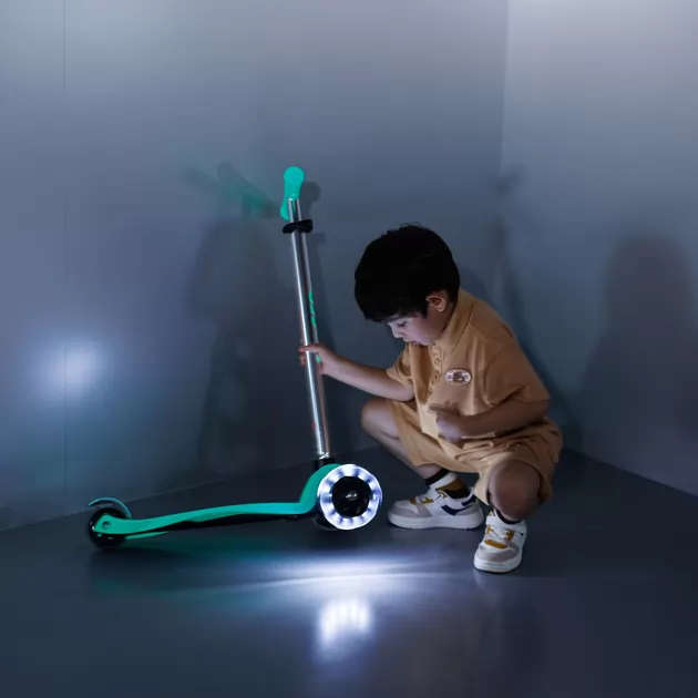 Самокат Micro серії Maxi Deluxe Glow LED" &ndash; Желейний зелений"