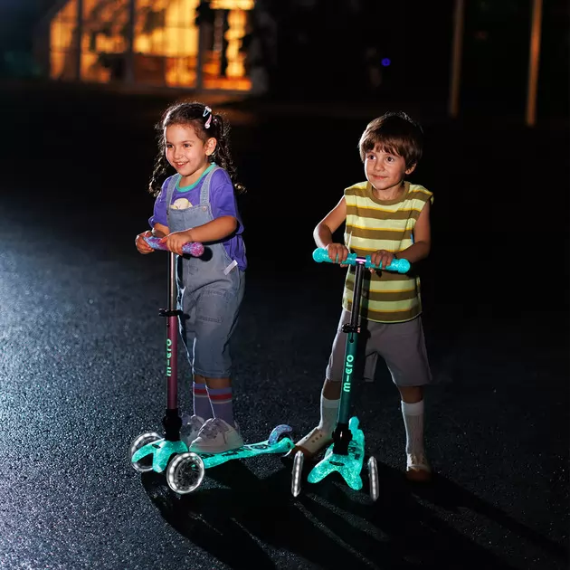Самокат MICRO складной серии Mini Deluxe Foldable Orion Glow LED" &ndash; Розовый"