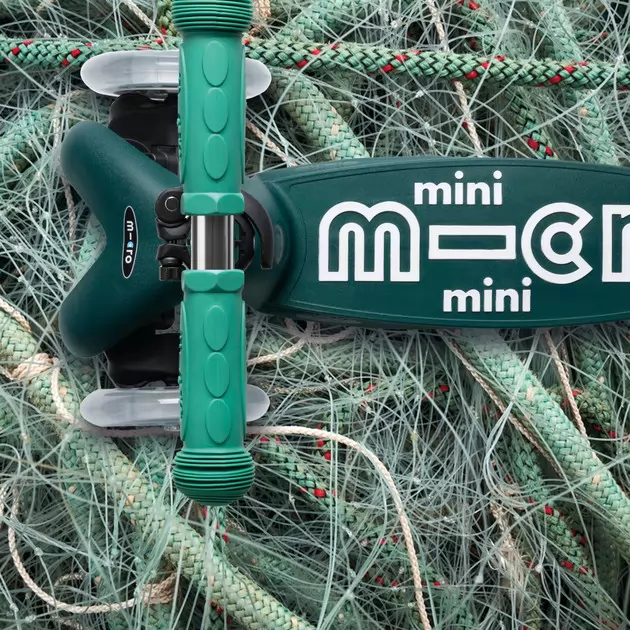 Самокат MICRO серії Mini Deluxe ECO LED" &ndash; Зелений"