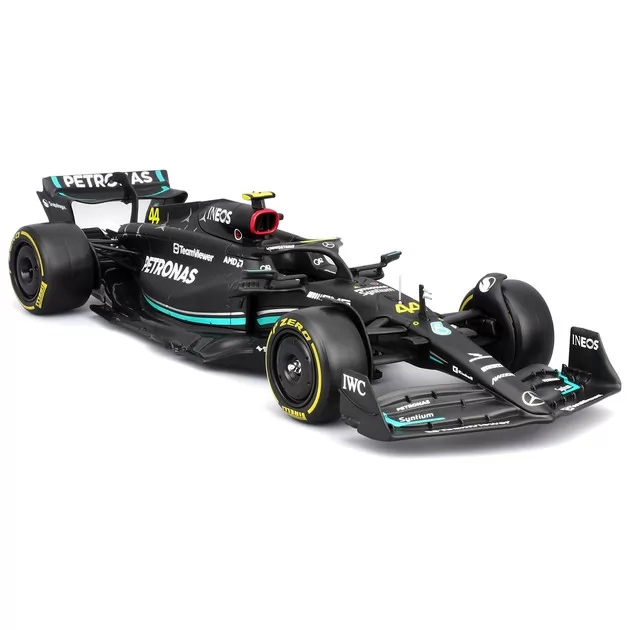 Автомодель с фигуркой &ndash; Mercedes‑AMG Petronas F1 W15 (2024) (1:24)