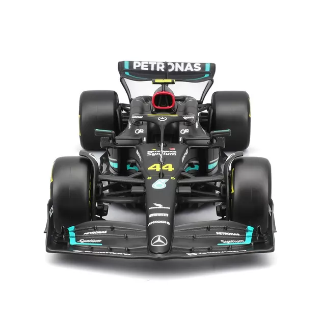 Автомодель с фигуркой &ndash; Mercedes‑AMG Petronas F1 W15 (2024) (1:24)