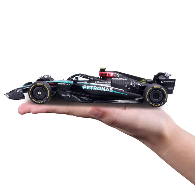 Автомодель с фигуркой &ndash; Mercedes‑AMG Petronas F1 W15 (2024) (1:24)