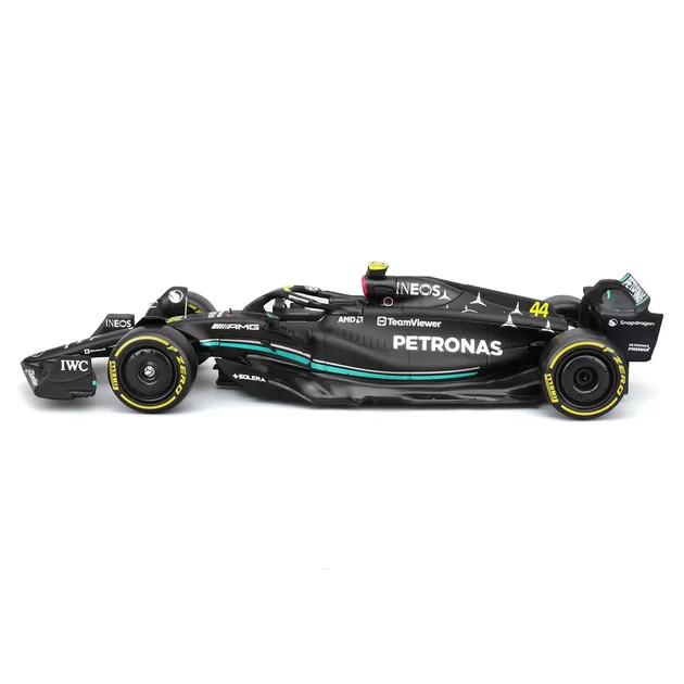 Автомодель с фигуркой &ndash; Mercedes‑AMG Petronas F1 W15 (2024) (1:24)