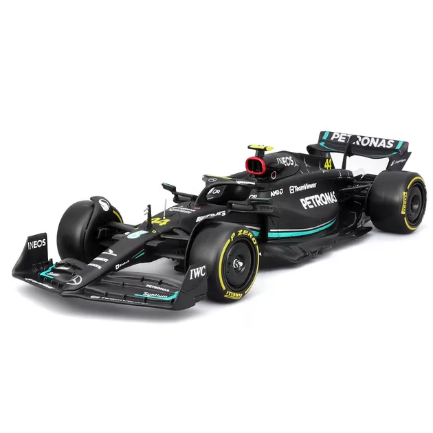 Автомодель с фигуркой &ndash; Mercedes‑AMG Petronas F1 W15 (2024) (1:24)