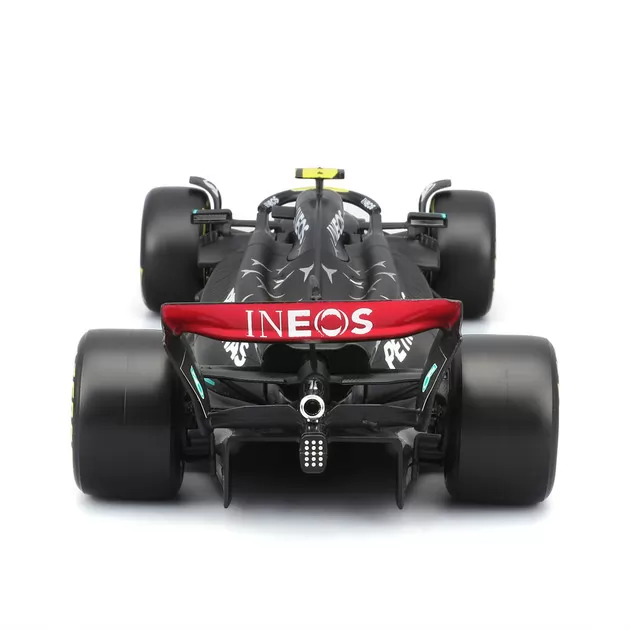 Автомодель с фигуркой &ndash; Mercedes‑AMG Petronas F1 W15 (2024) (1:24)