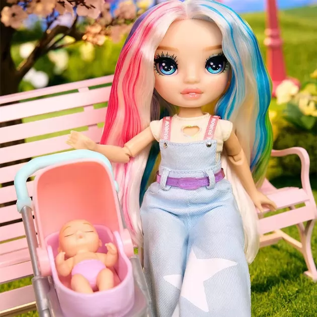 Ігровий набір з ляльками Rainbow High серії Junior High Babysitters" &mdash; Амая"